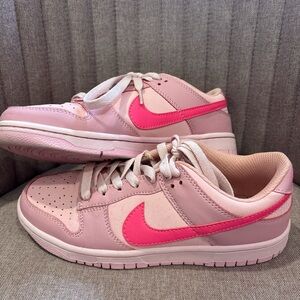 Nike Women's Pink and Hot Pink Sneakers